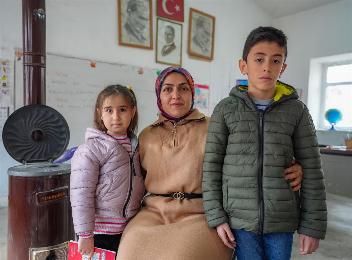 Havagül öğretmen ilk atandığı Diyarbakır'da iki öğrencisini geleceğe hazırlıyor