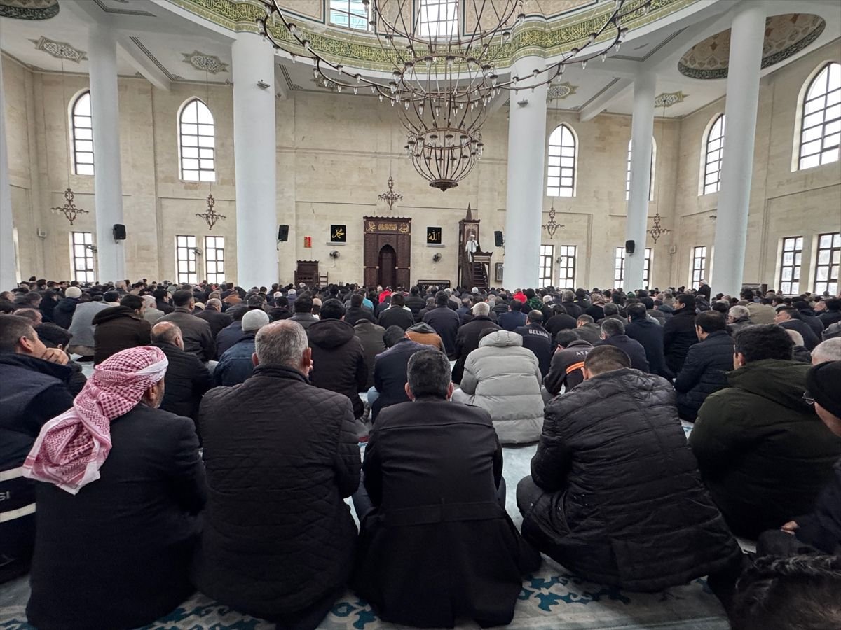 "Peygamberler şehri" Şanlıurfa'da ramazanın son cuma namazı kılındı