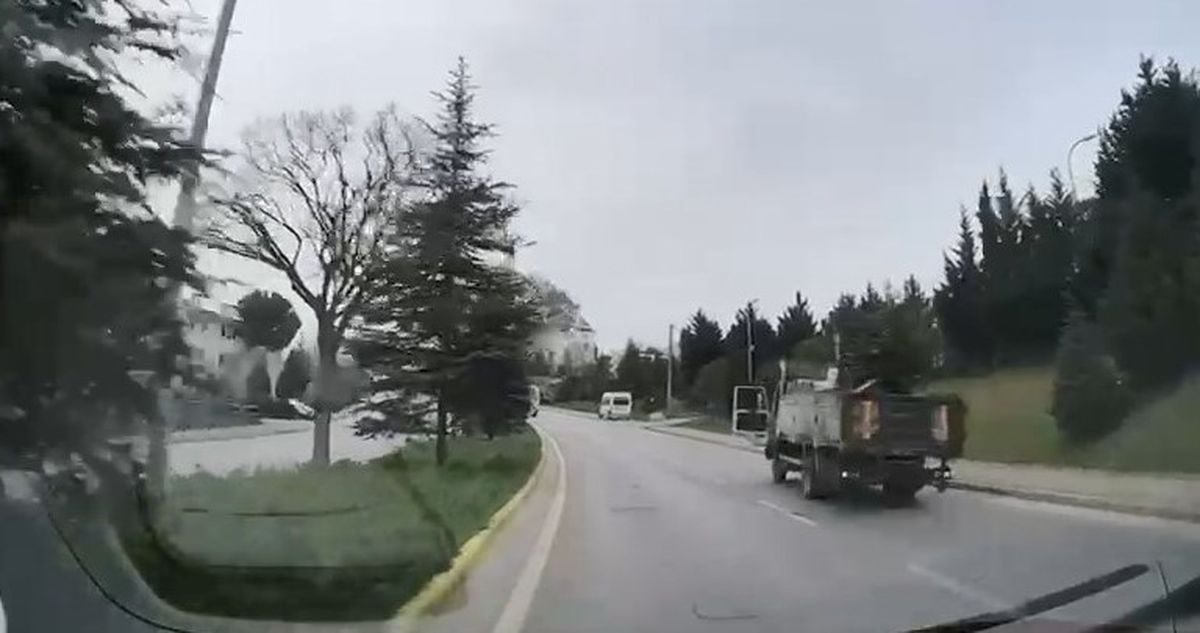 Rampada kayan kamyon refüje çıkıp devrildi