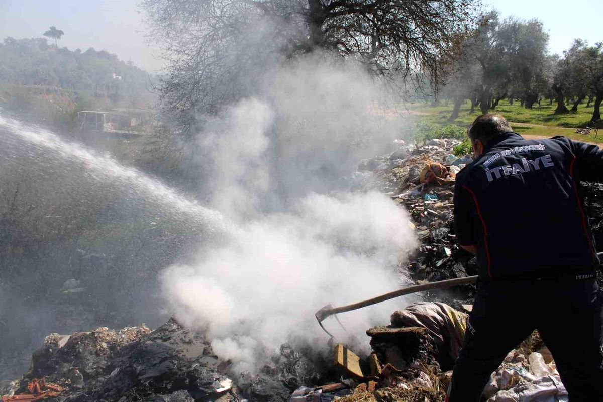 Çöplük alanda çıkan yangın ekipleri harekete geçirdi