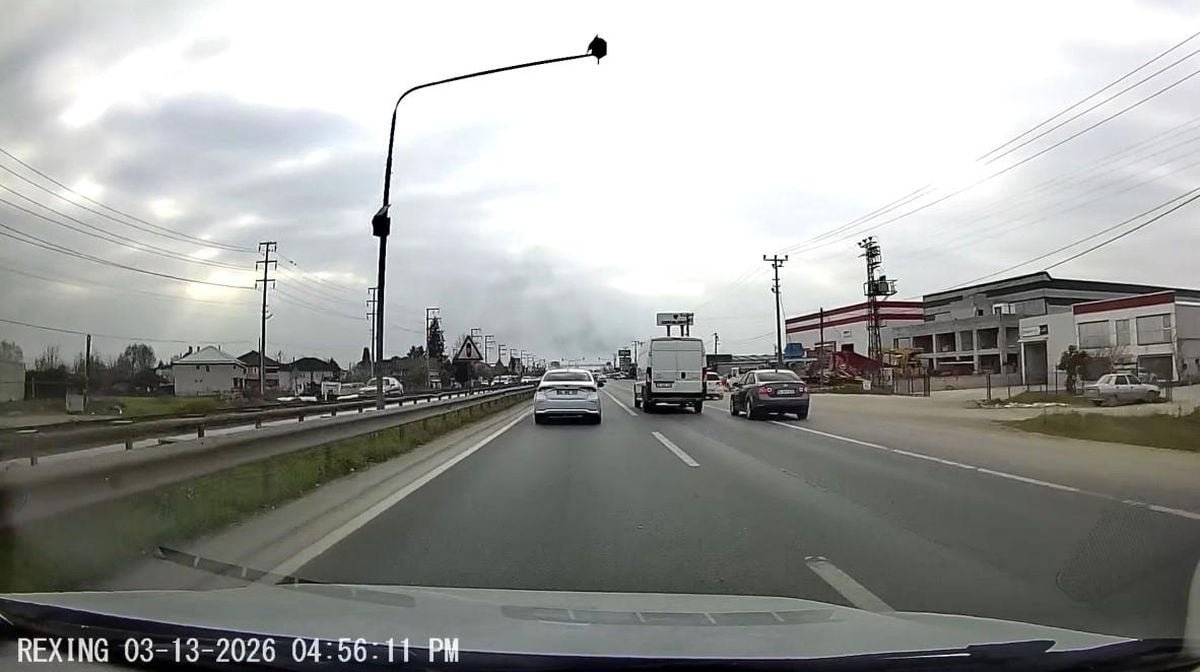 Hem kendi canını hem de diğer sürücülerin canını tehlikeye attı: O anlar araç kamerasına yansıdı