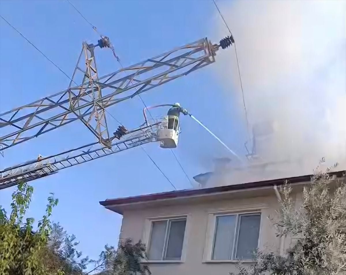 Muğla'da üzerine elektik direği devrilen evde yangın çıktı