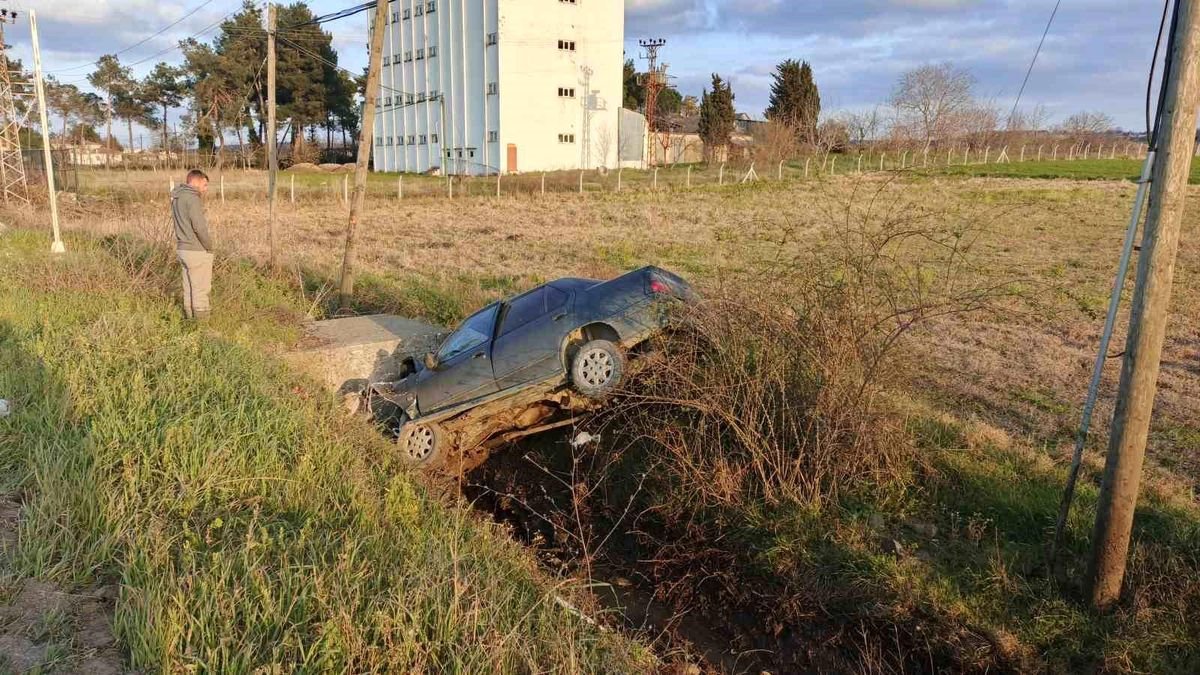 Otomobil su kanalına düştü, sürücü yaralandı