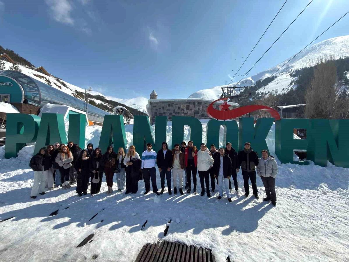 Üniversiteli gençler Erzurum'u gezdi