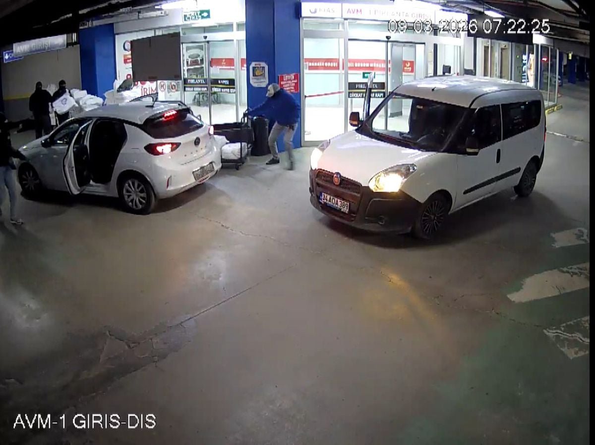 Kuyumcukent'te 24 milyon lira gasp eden şüphelilerin evlerinde 6 tabanca ve uyuşturucu ele geçirildi