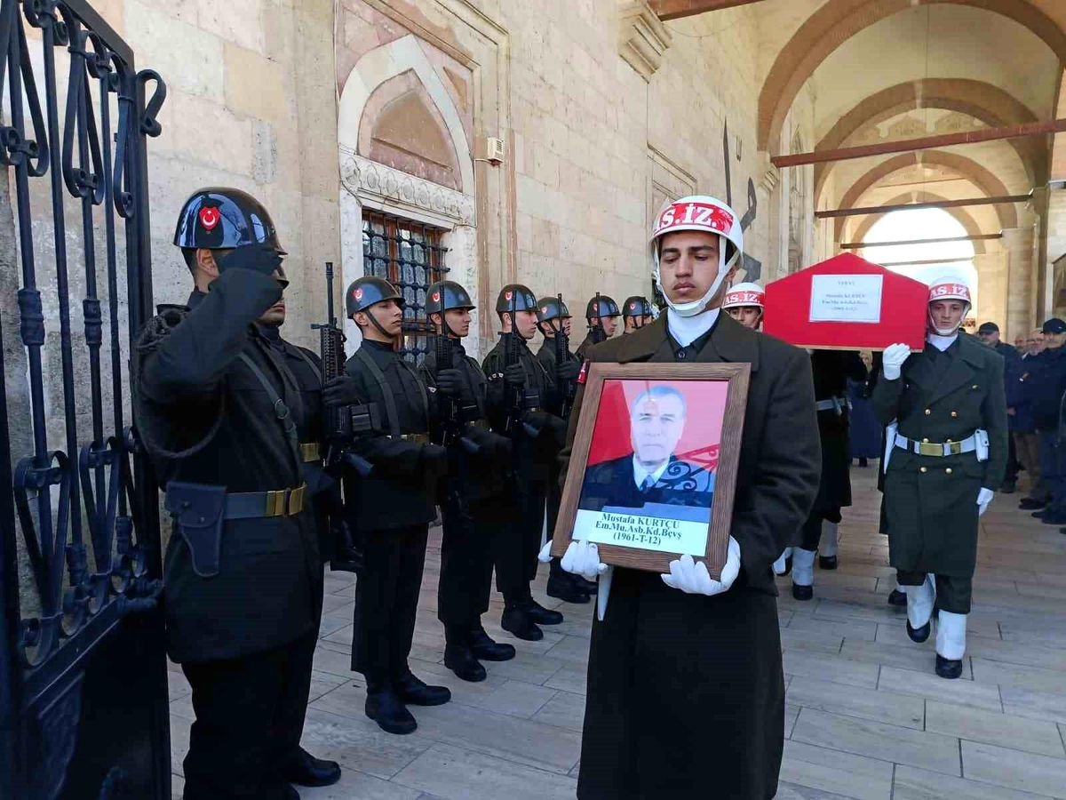 Edirne'de vefat eden emekli astsubay askeri törenle son yolculuğuna uğurlandı