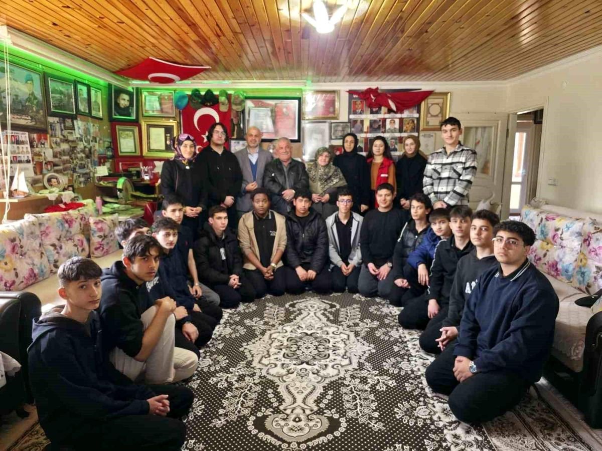 Gençler bayram öncesi şehit ailelerini ziyaret etti
