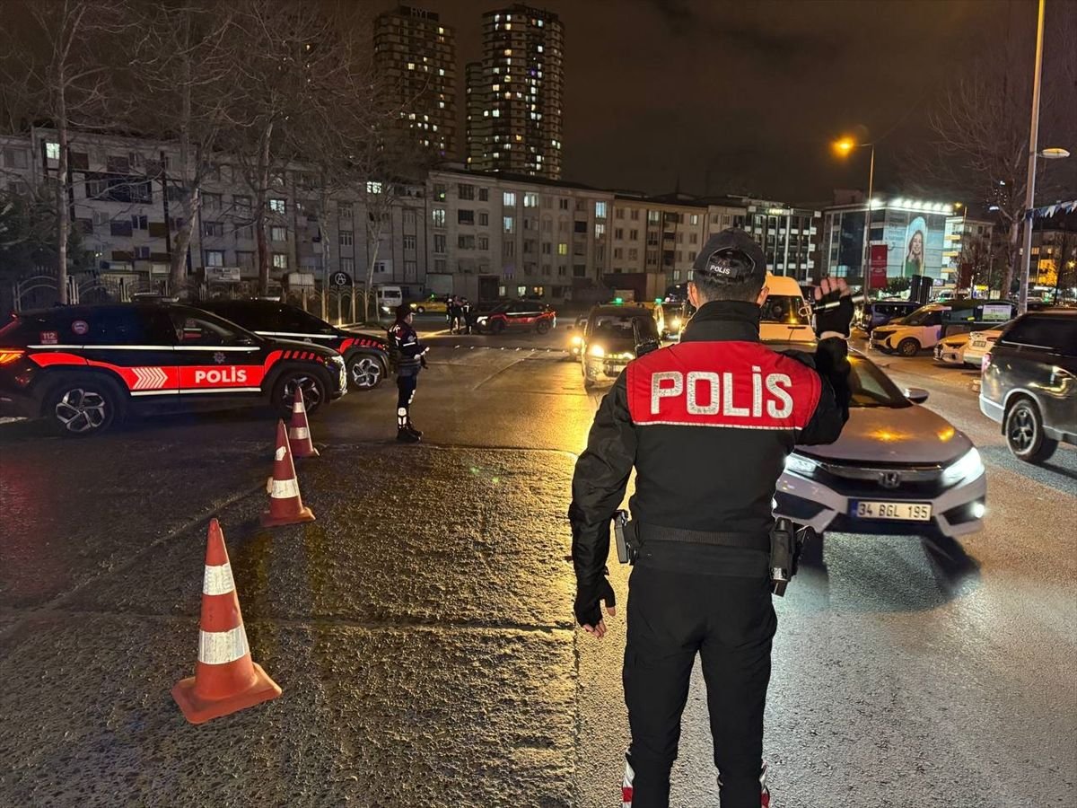 Esenyurt'ta polis ekiplerince asayiş ve trafik uygulaması yapıldı