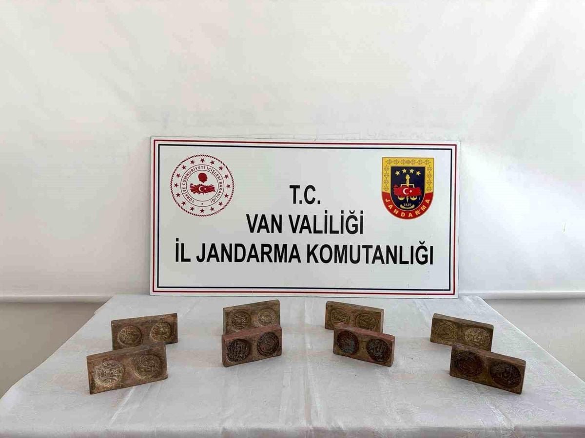 Van'da altın hammaddeli tarihi eser operasyonu: 3,5 milyon liralık eser ele geçirildi