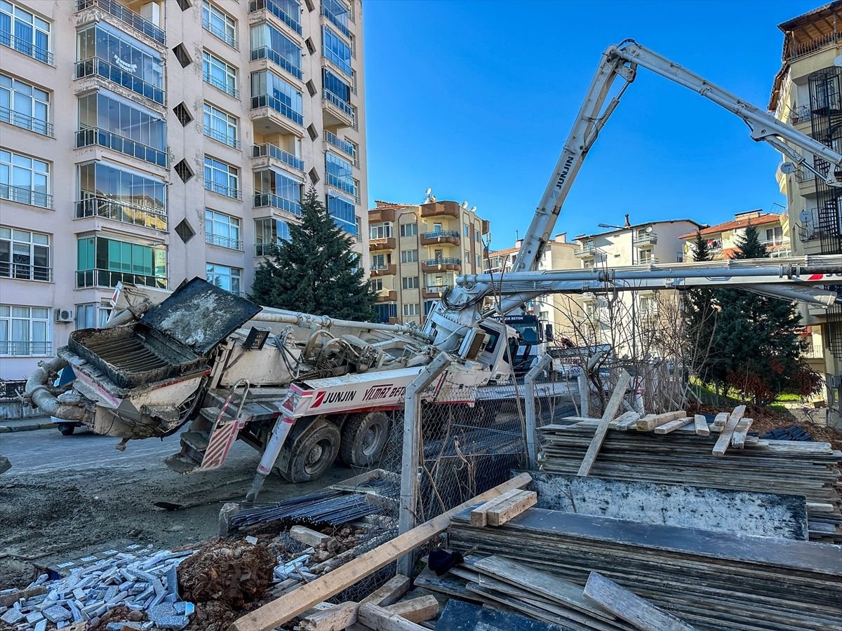 Uşak'ta beton pompasının altında kalan işçi öldü