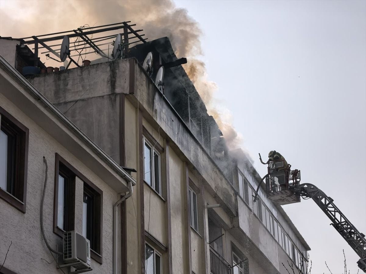 Bursa'da binanın teras katında çıkan yangın söndürüldü