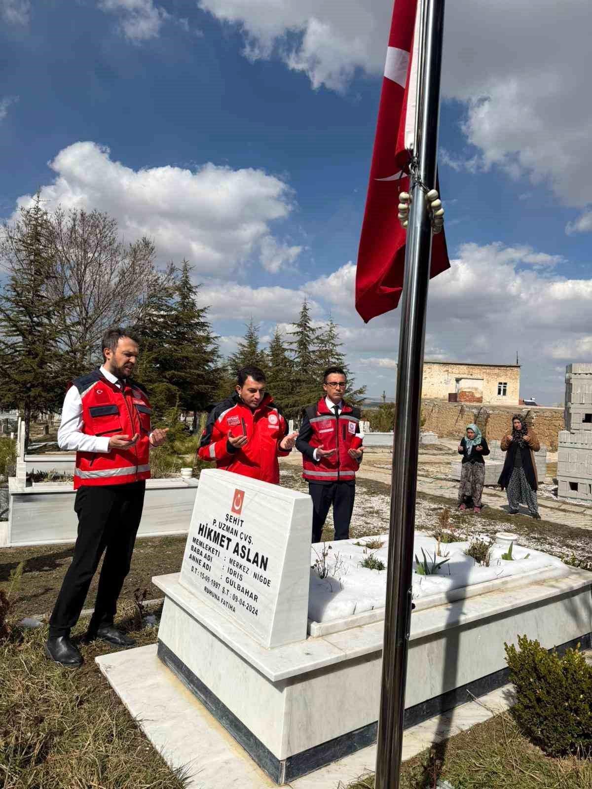 Niğde'de şehit kabirlerine anlamlı ziyaret