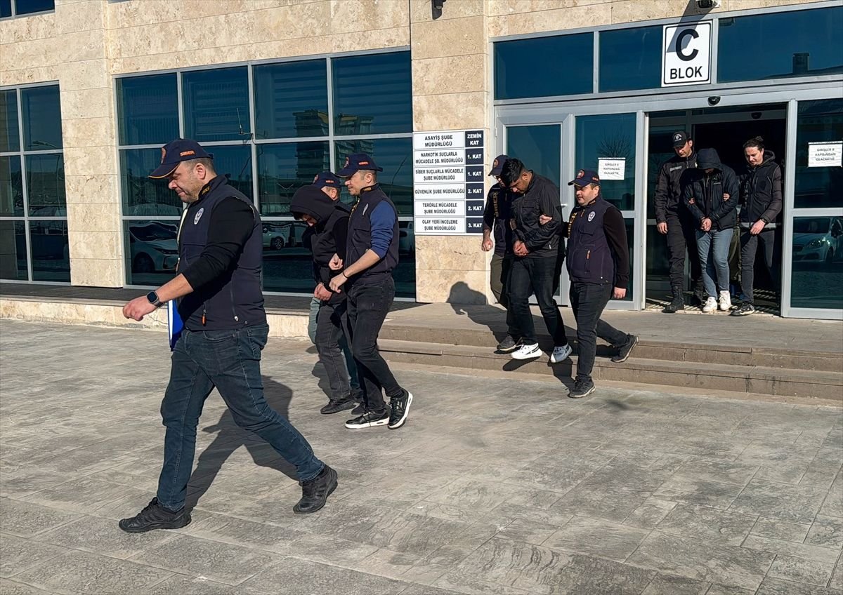 Uşak merkezli yasa dışı bahis ve dolandırıcılık operasyonunda yakalanan 15 kişiden 12'si tutuklandı