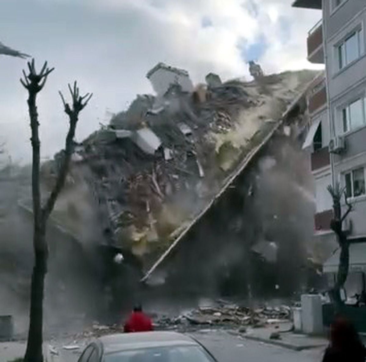 Avcılar'da 5 katlı bina yıkım sırasında çöktü