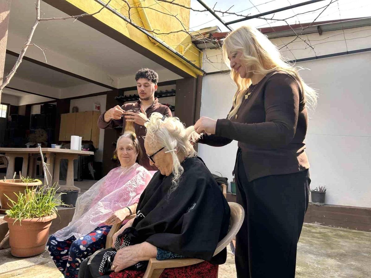 Bergama'da şehit ve gazi ailelerine bayram öncesi saç bakımı