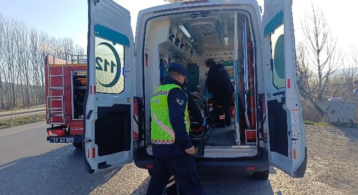 Çorum'da TIR'a arkadan çarpan otomobilde sıkışan sürücü hastaneye kaldırıldı