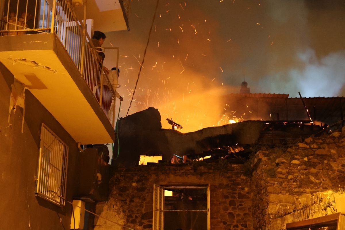 İzmir'de 2 katlı evde çıkan yangın, bitişikteki evlere sıçramadan söndürüldü