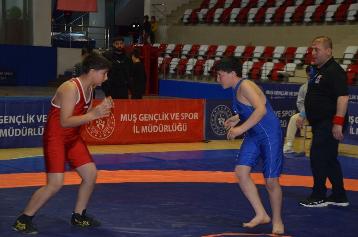 Muş'ta okullararası güreş müsabakaları yapıldı