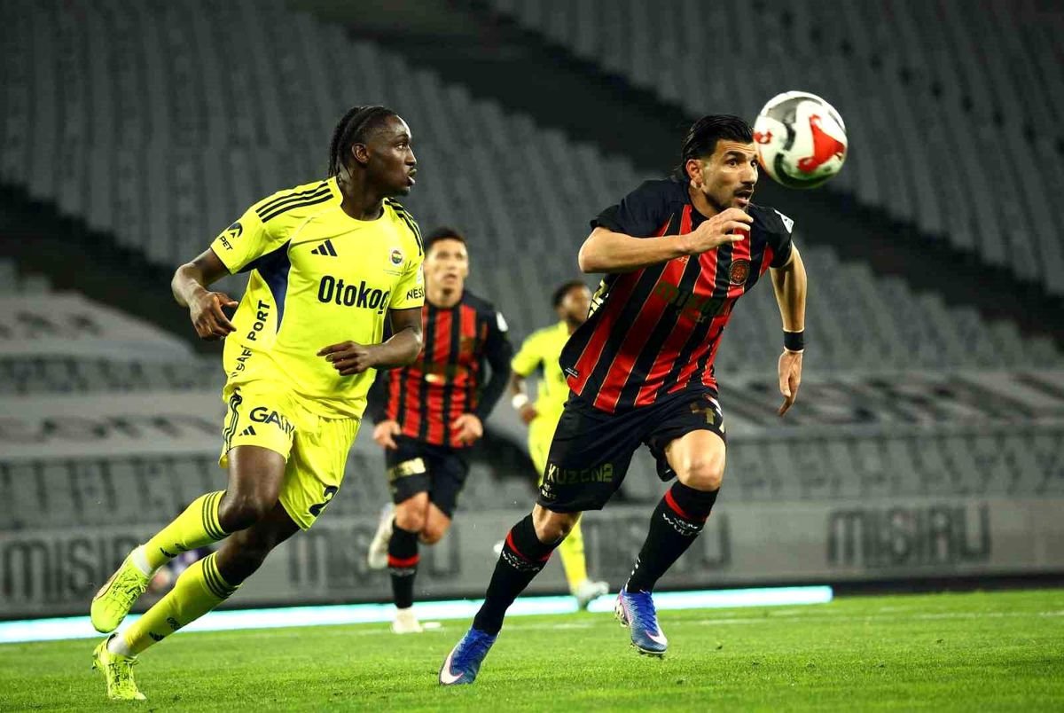 Trendyol Süper Lig: Fatih Karagümrük: 2 Fenerbahçe: 0 (İlk yarı)