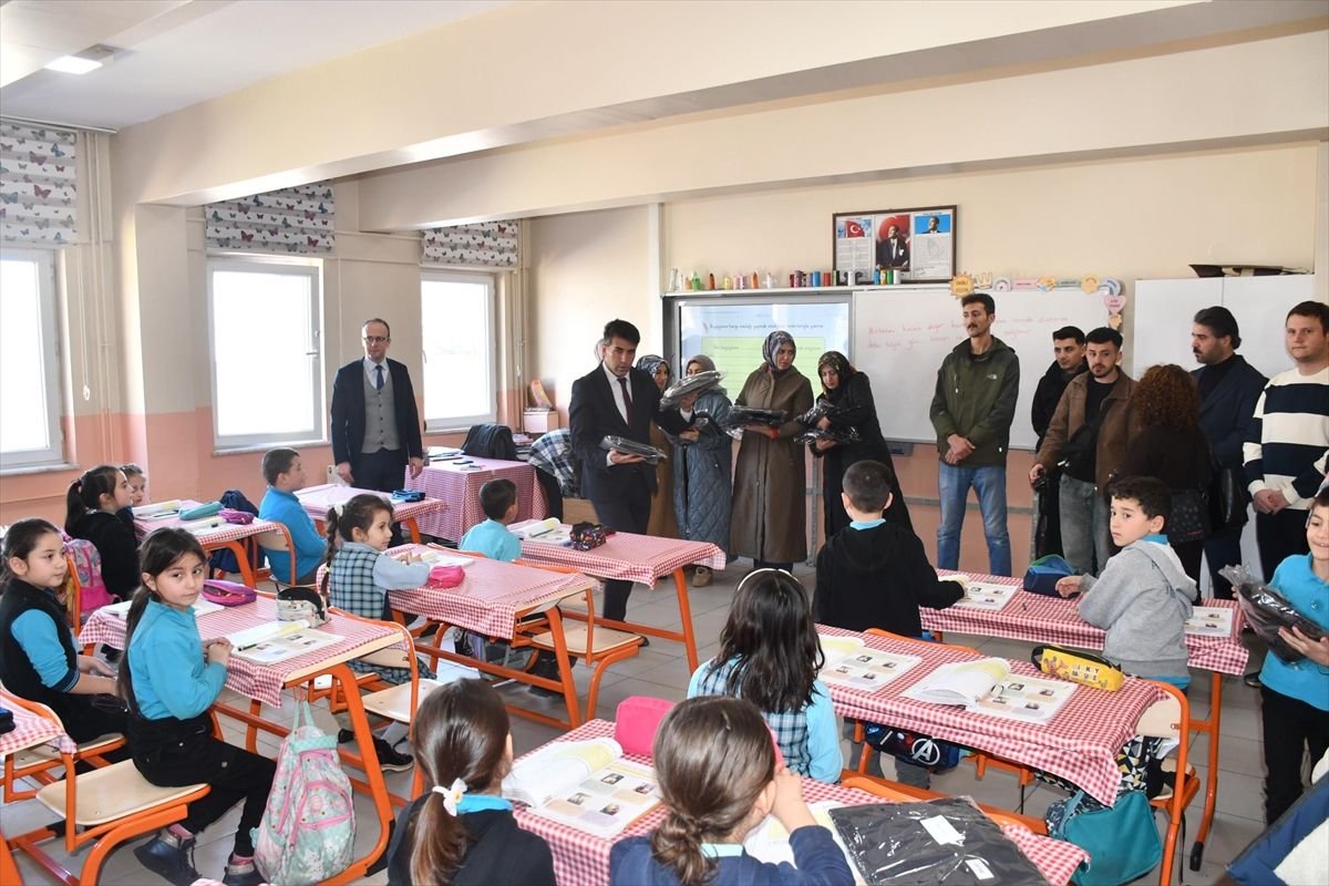 Alucra Halk Eğitimi Merkezinde dikilen eşofman takımları öğrencilere dağıtıldı