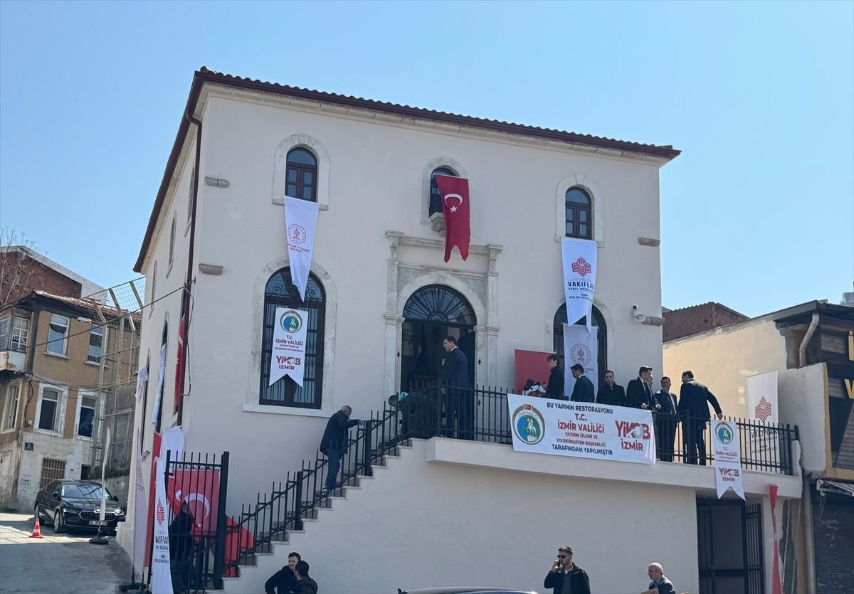İzmir'de restore edilen 132 yıllık Asmalı Mescit ibadete açıldı