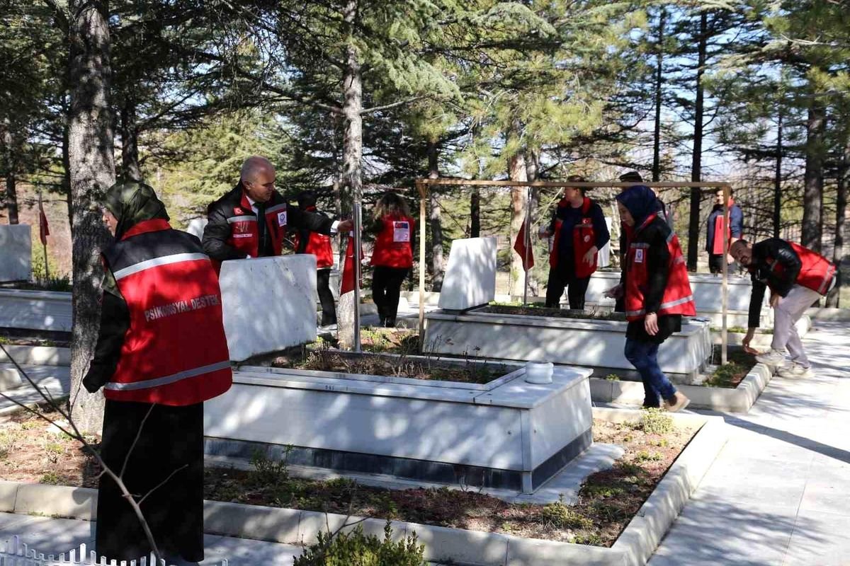Bayram öncesinde şehitlik temizlendi