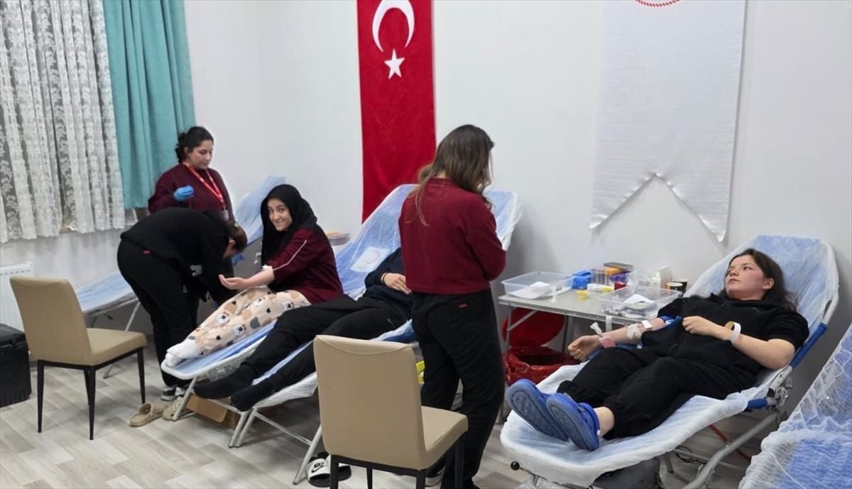 Gümüşhacıköy'de üniversite öğrencilerinden Türk Kızılaya kan bağışı