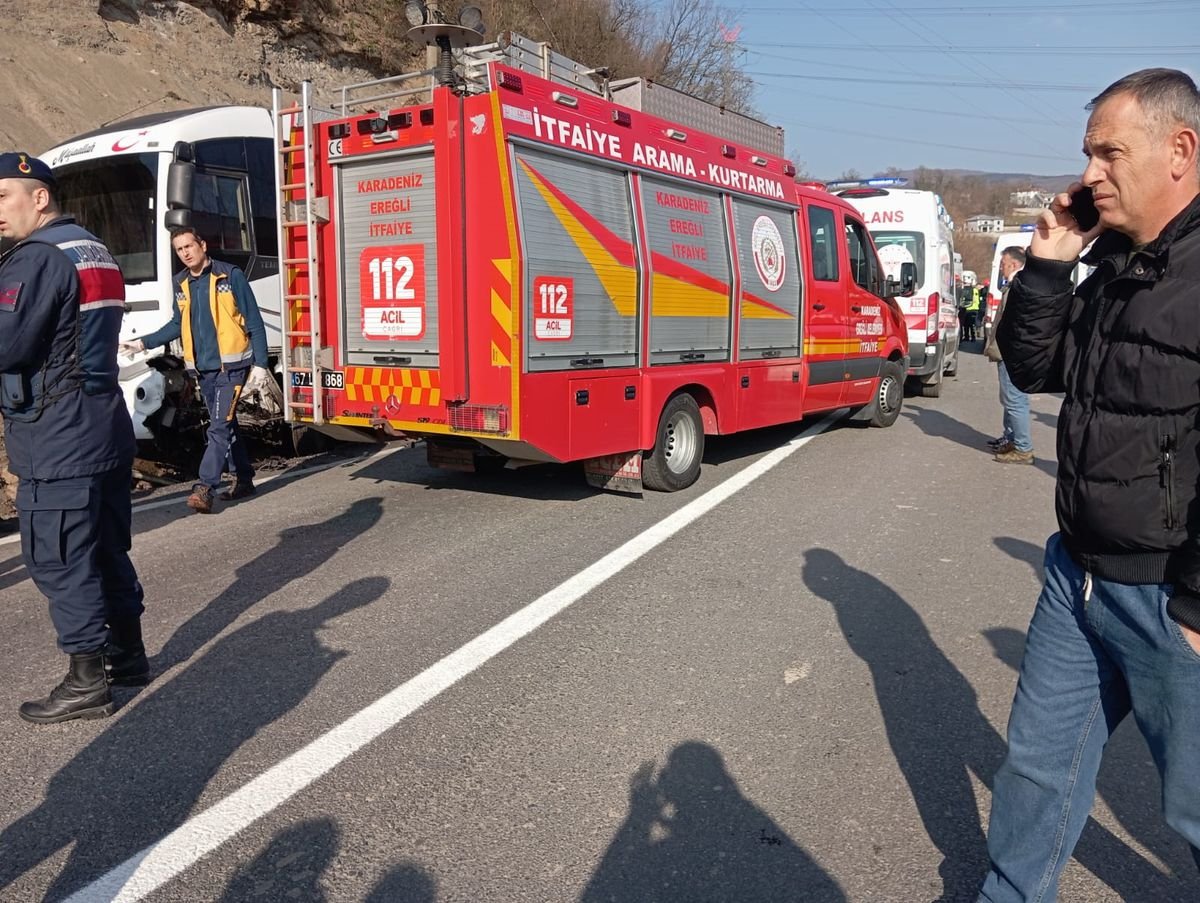 Ereğli'de Servis Midibüsü ile Otomobil Çarpıştı: 13 Yaralı