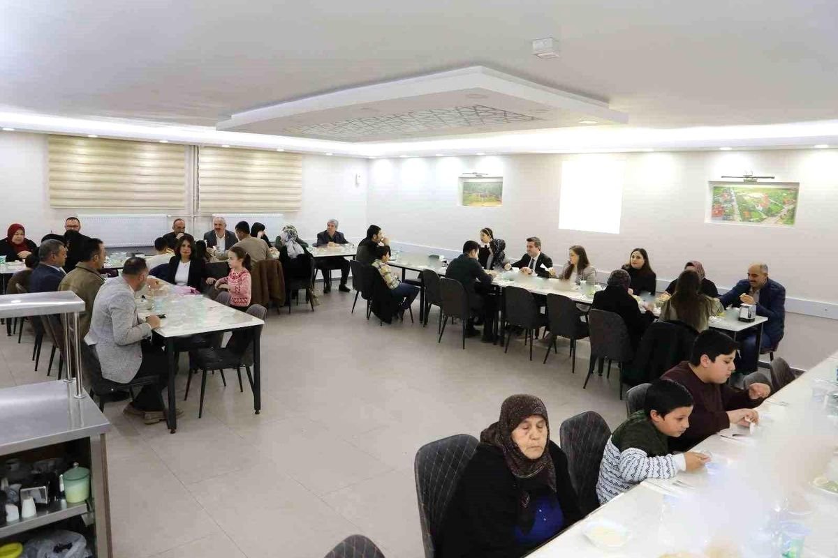 Şehit aileleri, gaziler ve yakınları onuruna iftar yemeği verildi