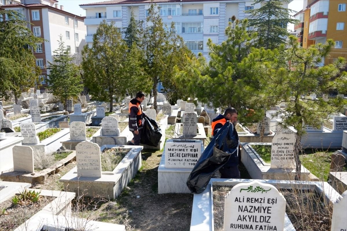 Niğde Belediyesi mezarlıklarda bayram temizliği yaptı