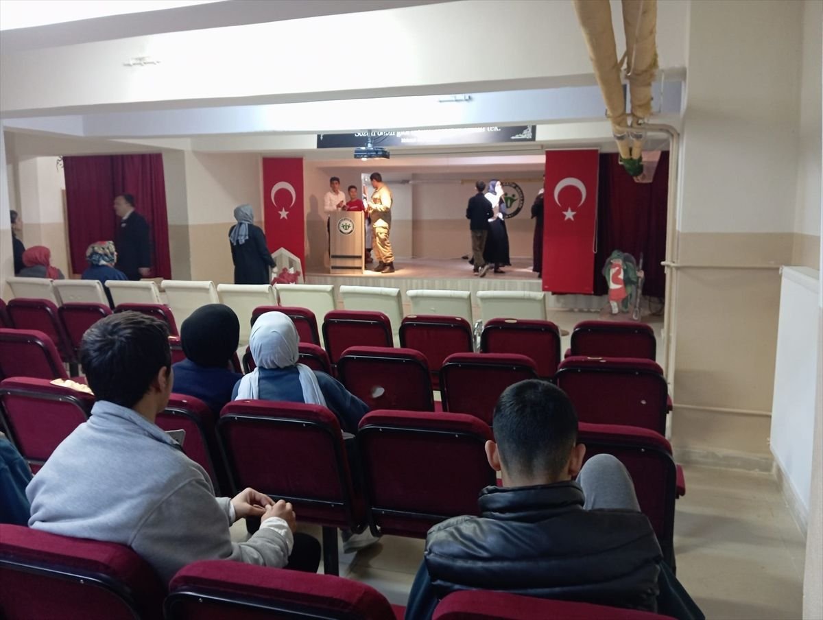 Baskil'de "İstiklal Marşı'nın Kabulü ve Mehmet Akif Ersoy'u Anma Günü" programı düzenlendi