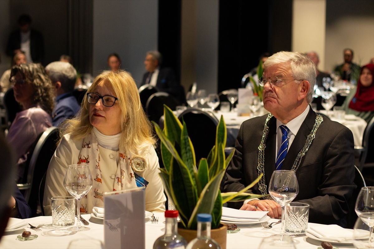 Lahey'de Barış Yemeği Düzenlendi