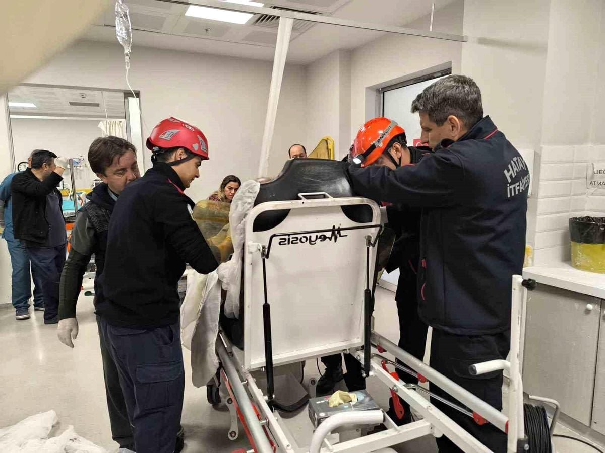 Göğüs boşluğuna demir saplanan hastanın ameliyatına itfaiye girdi