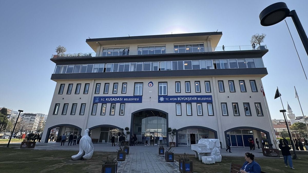 Kuşadası Belediyesi'ne 'yolsuzluk' soruşturması; belediye başkanı dahil 6 gözaltı