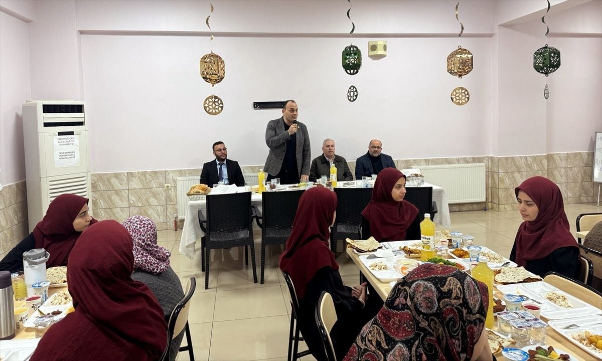 Araban Kaymakamı İşçimen, Kur'an kursu öğrencileriyle iftarda buluştu