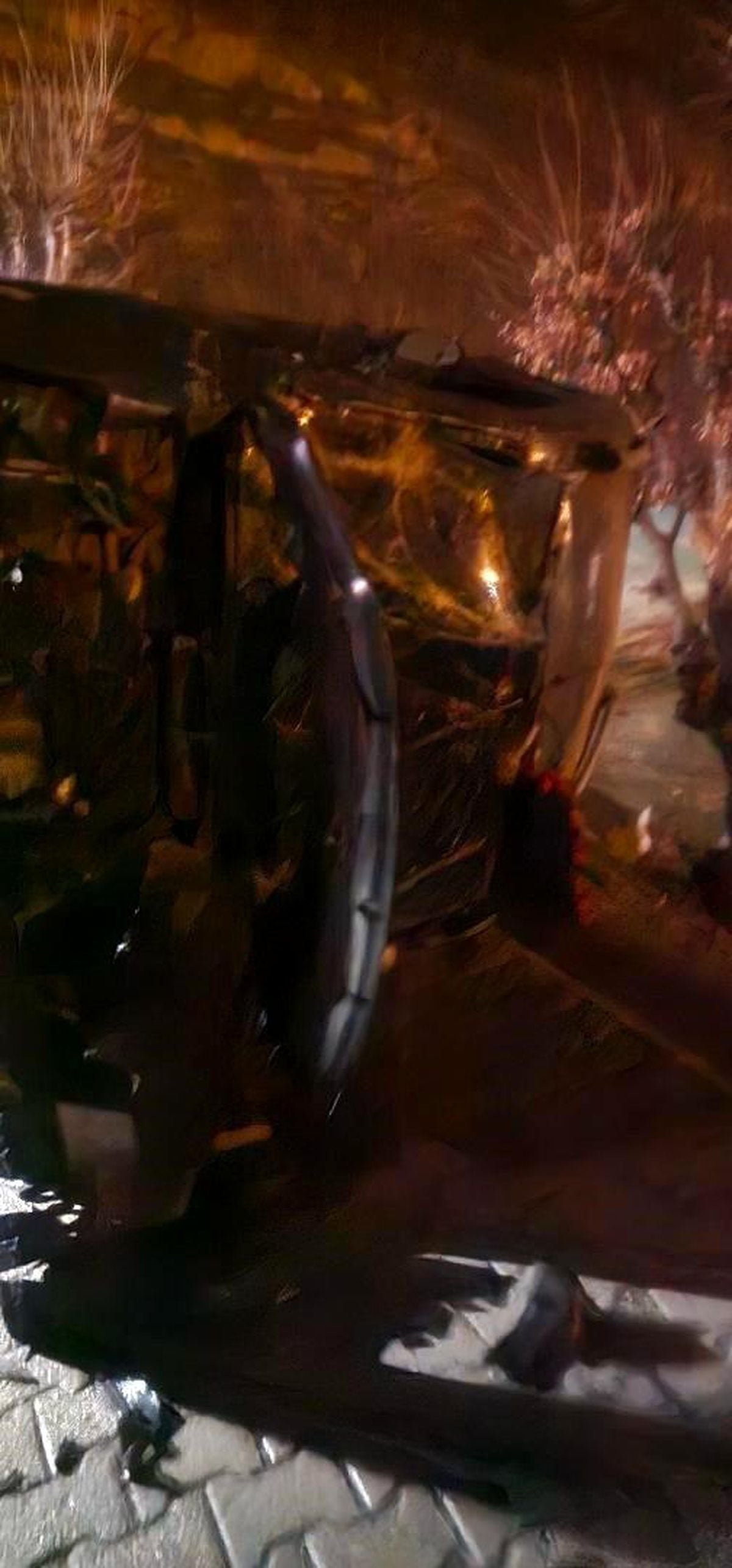 Park edilen araç yan yattı: Sürücü ağır yaralandı