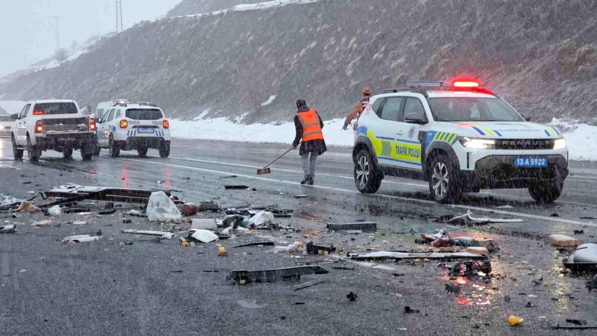Tatvan'daki feci kazada karı koca hayatını kaybetti