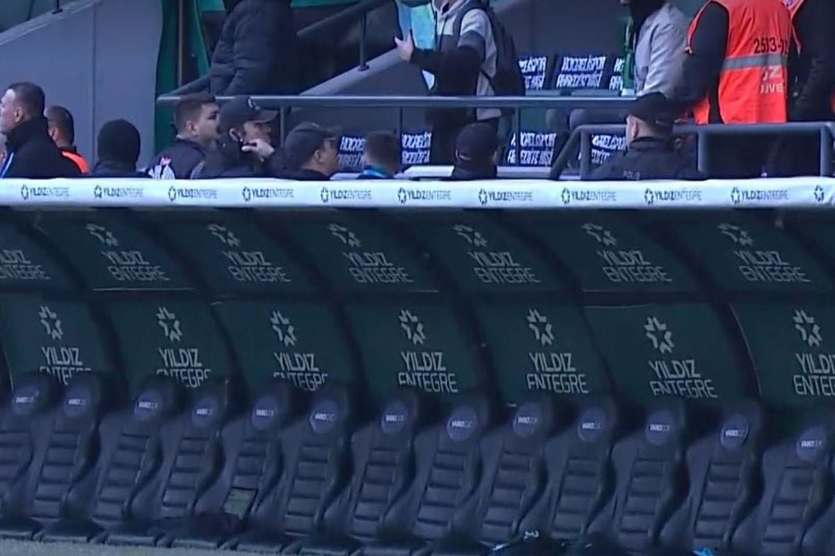 Süper Lig'de ilginç anlar! Rakip penaltı kazanınca tüm yedek kulübesi soyunma odasına gitti