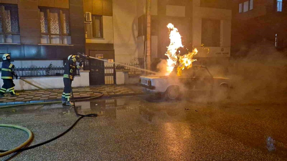 Eskişehir'de park halindeki LPG'li araç küle döndü