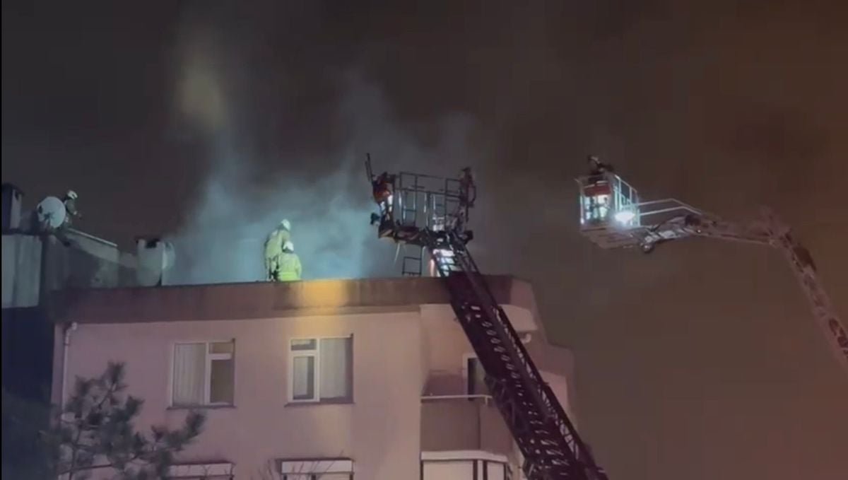 Üsküdar'da Site İçerisinde Çatı Katında Yangın Çıktı