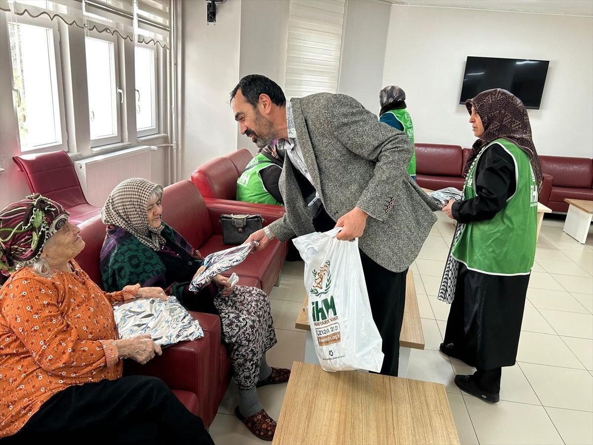 Sivas'ta İHH üyelerinden huzurevine ziyaret