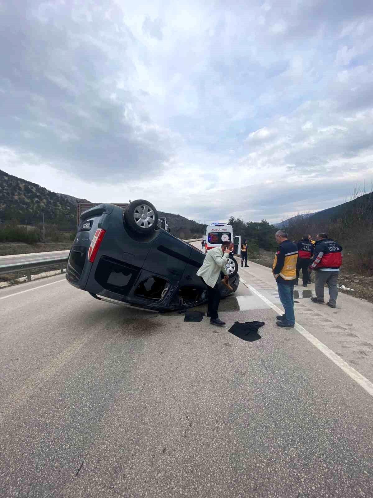 Ters dönen araçtan sağ kurtuldu