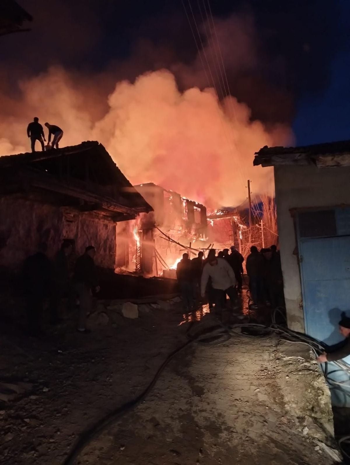 Çorum'da yangın; 2 ev ve 1 traktör kullanılamaz hale geldi