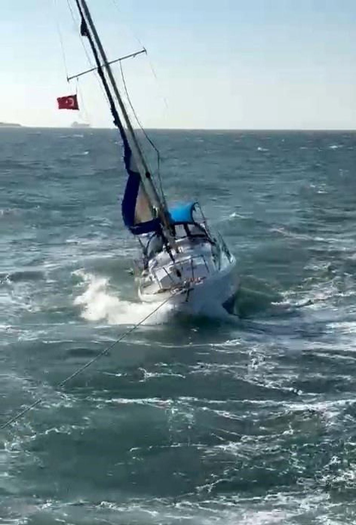 Çanakkale'de sürüklenen yelkenlinin yardımına balıkçı teknesi koştu
