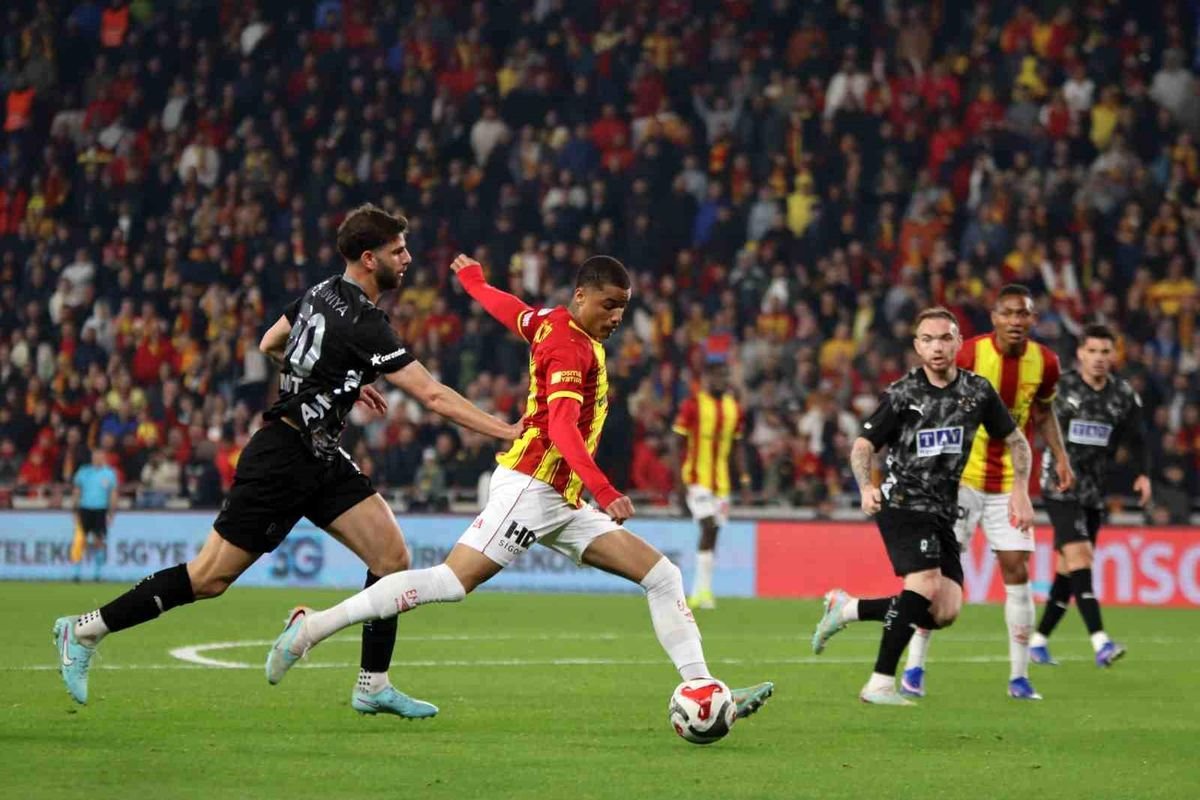 Trendyol Süper Lig: Göztepe: 2 Alanyaspor: 2 (Maç sonucu)