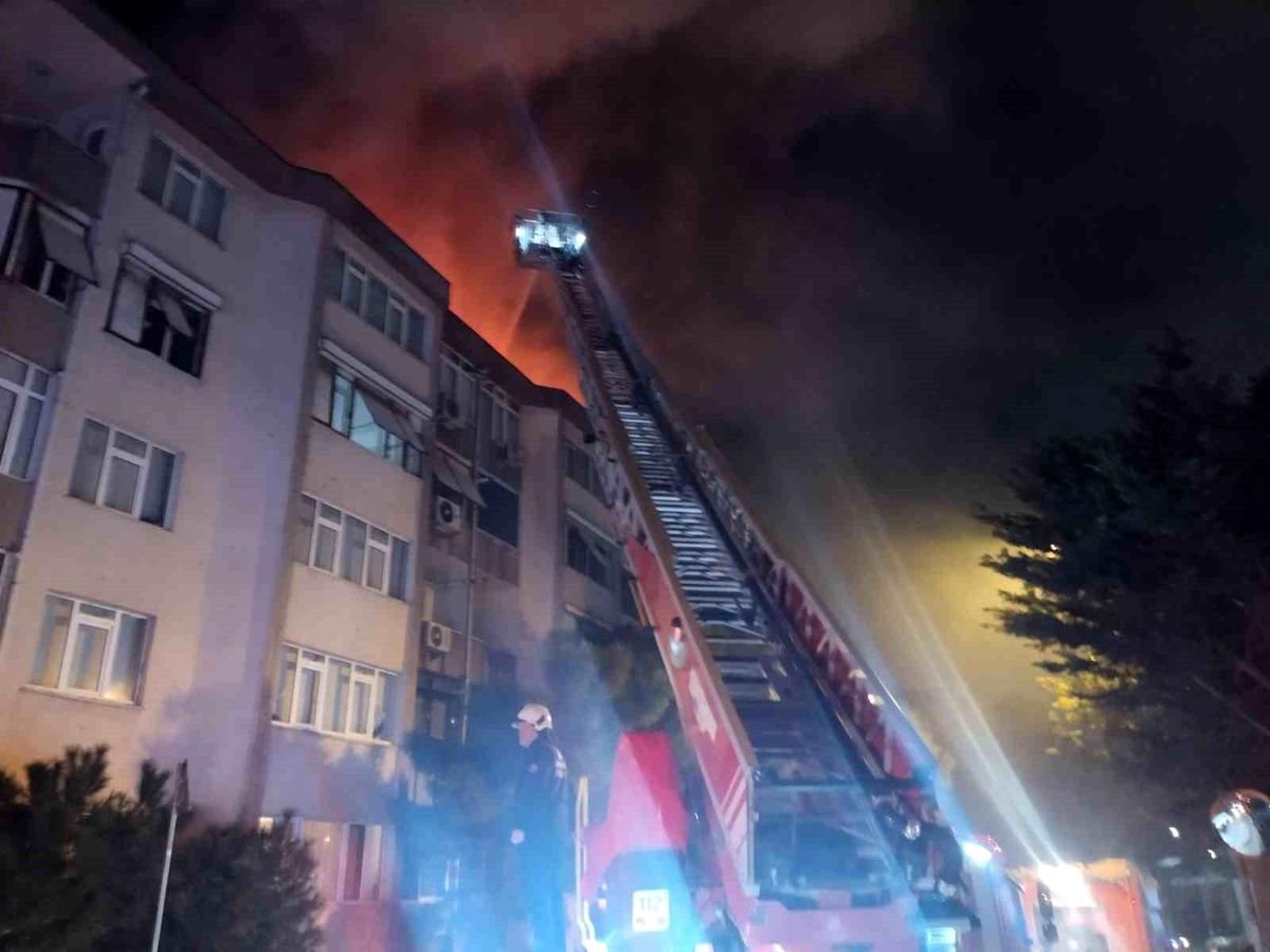 Üsküdar'da site içindeki binanın çatısında yangın paniği