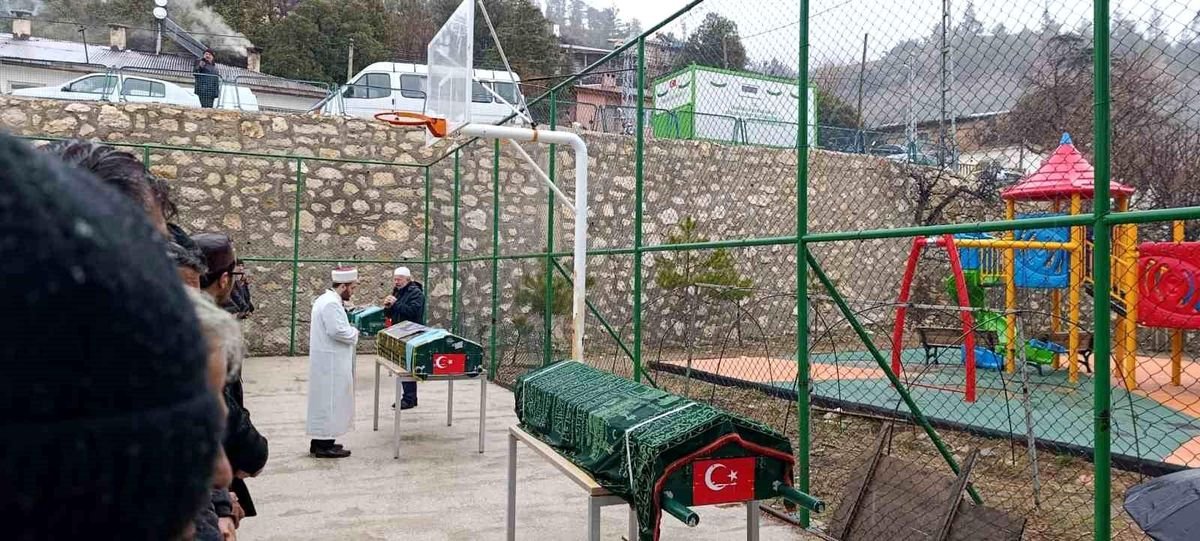 Minibüsün uçuruma yuvarlandığı kazada ölen 3 kişi son yolculuklarına uğurlandı