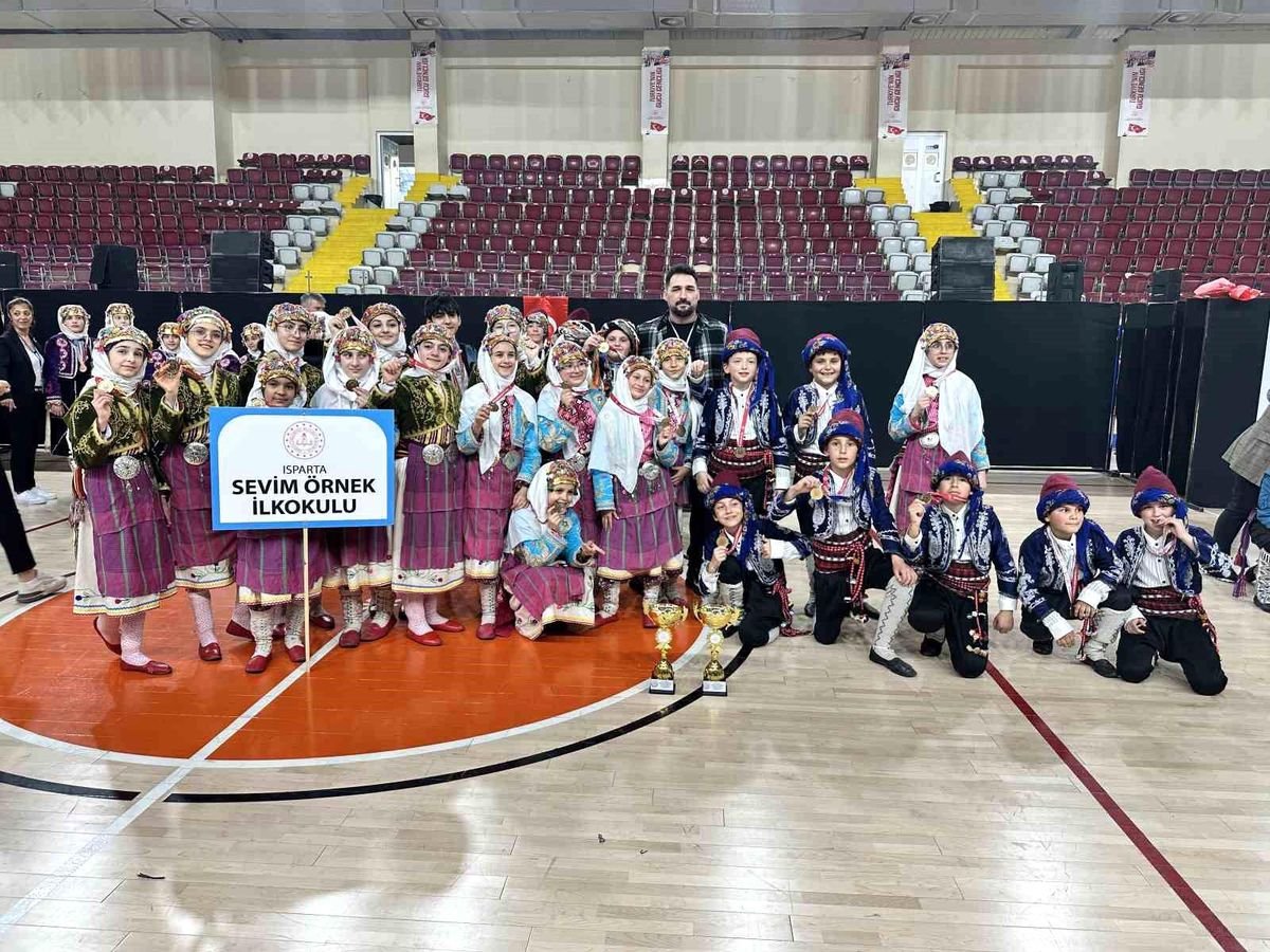Isparta'da halk oyunları miniklerin şampiyonu Sevim Örnek İlkokulu