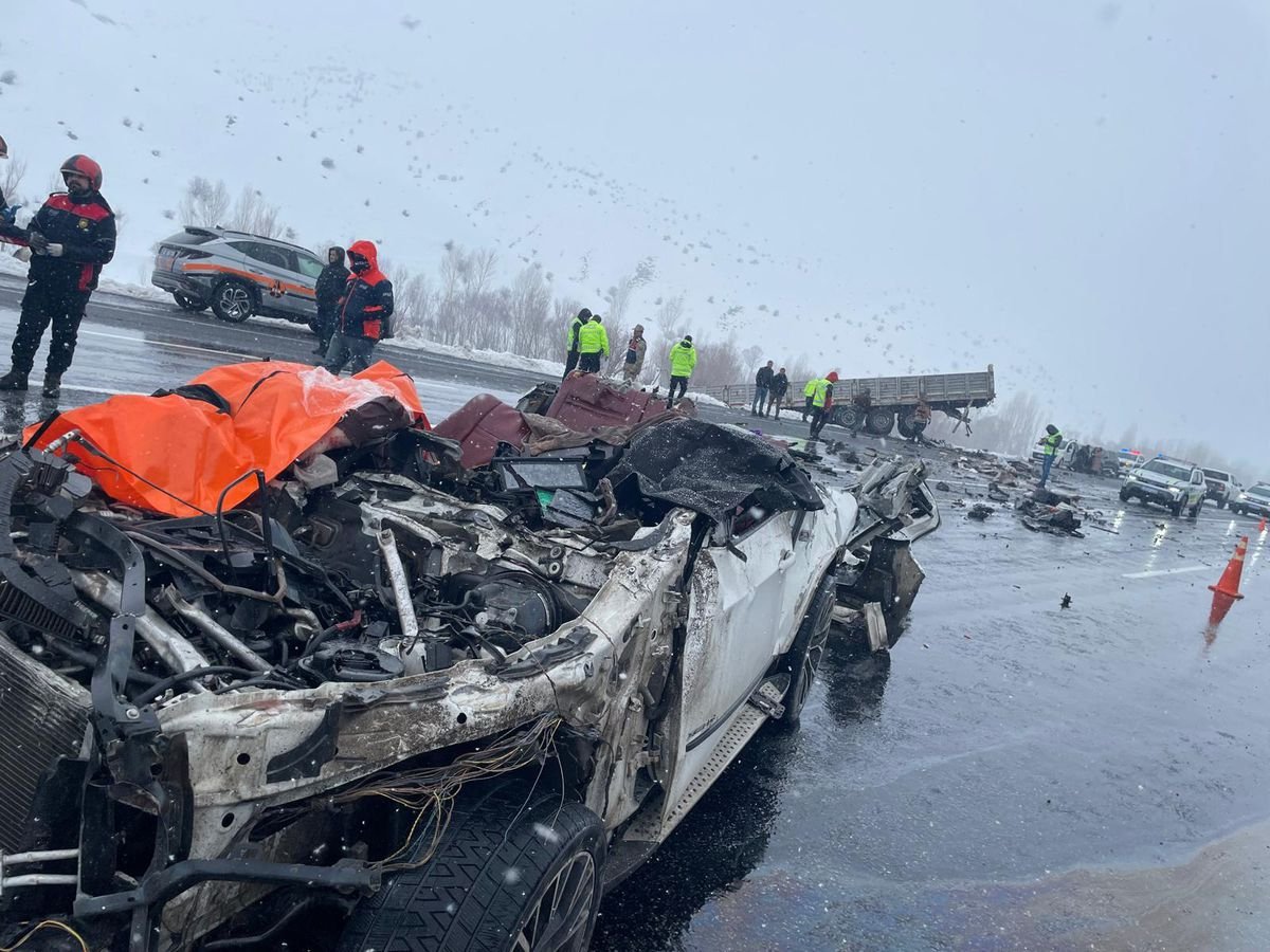 Bitlis'te TIR'a arkadan çarpan otomobilin sürücüsü ve eşi öldü