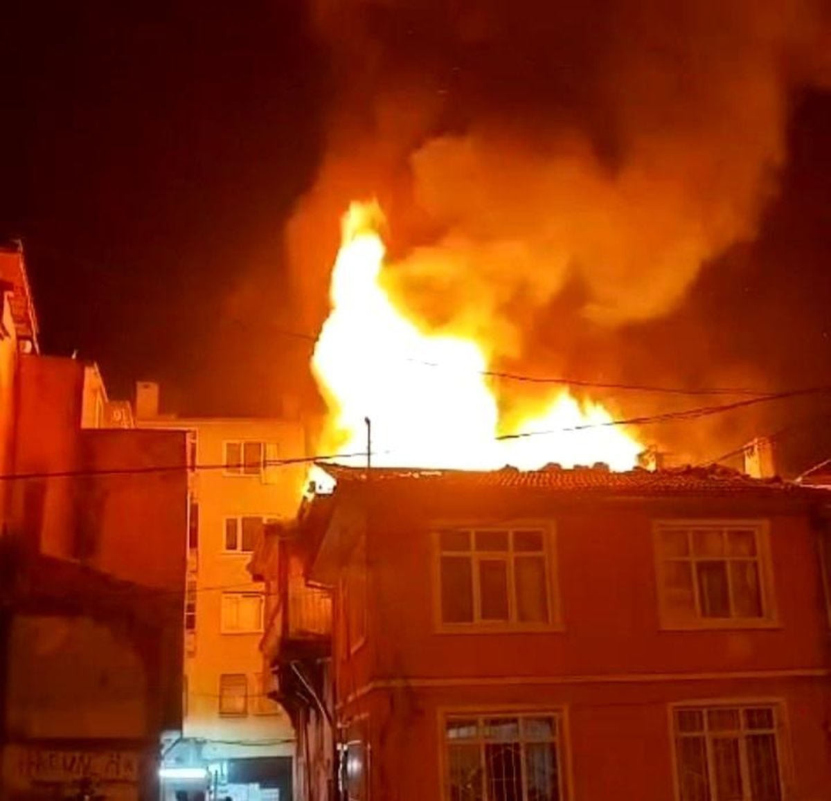 Bursa'da metruk binanın çatı katı alevlere teslim oldu